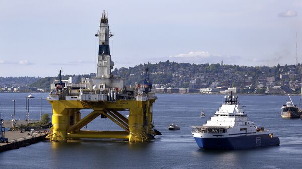 Буровая платформа для добычи нефти в Арктике в порту Сиэтла, США