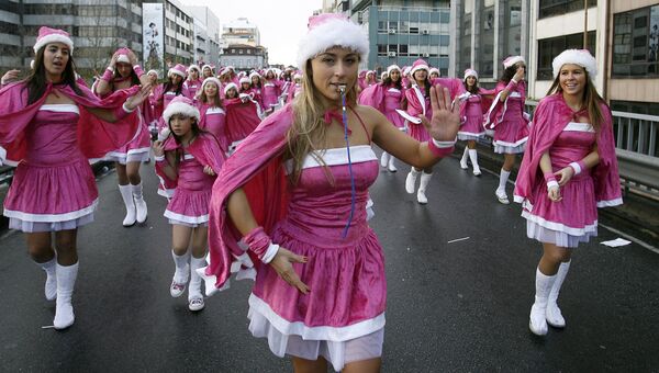 Участницы парада Санта-Клаусов в Порту