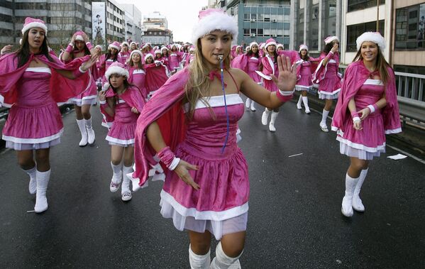 Участницы парада Санта-Клаусов в Порту