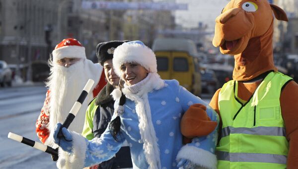 Сотрудники белорусской дорожной полиции накануне Нового года в Минске