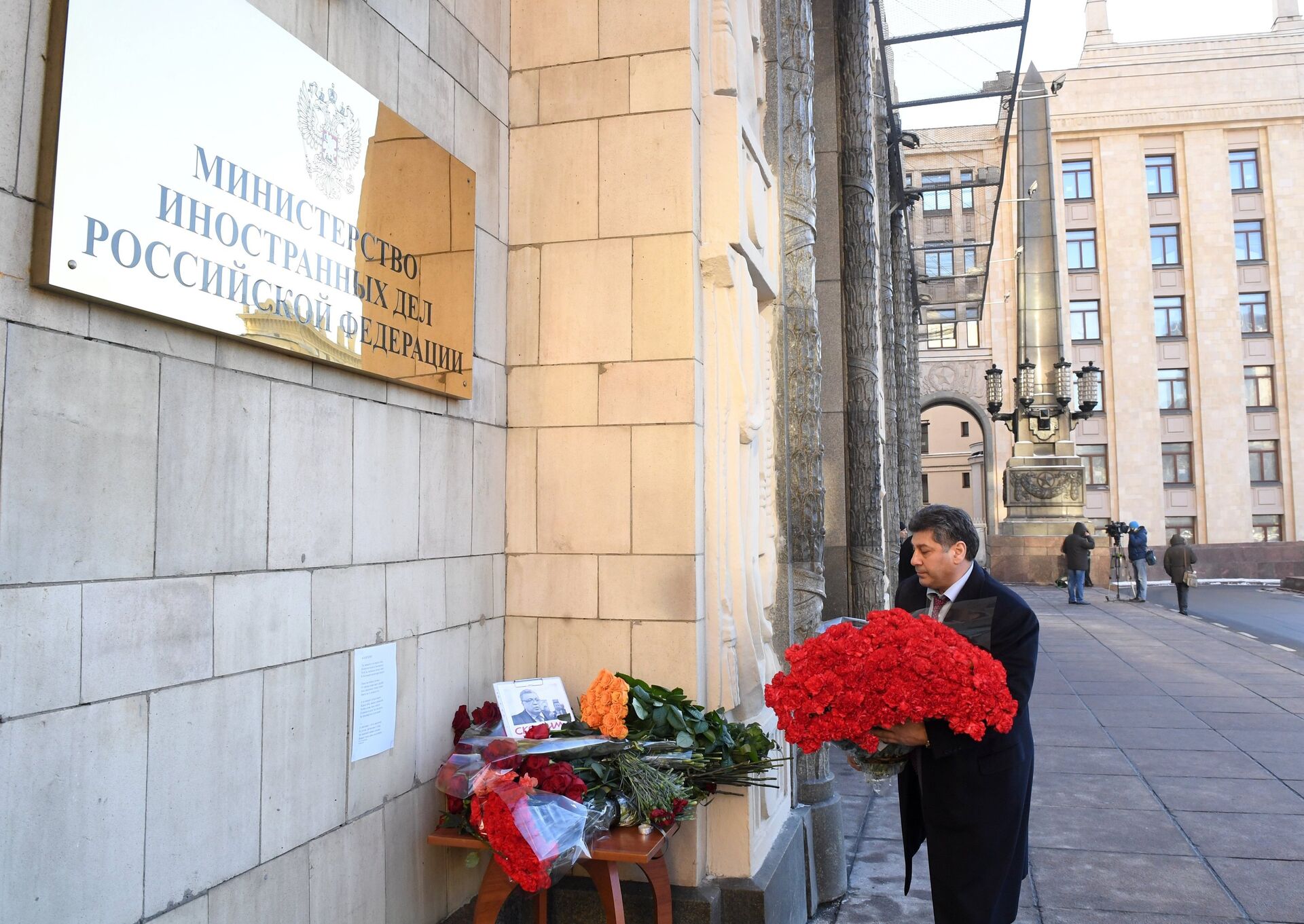 Мужчина возлагает цветы у здания министерства иностранных дел РФ в связи с гибелью посла России в Турции Андрея Карлова - РИА Новости, 1920, 16.12.2021