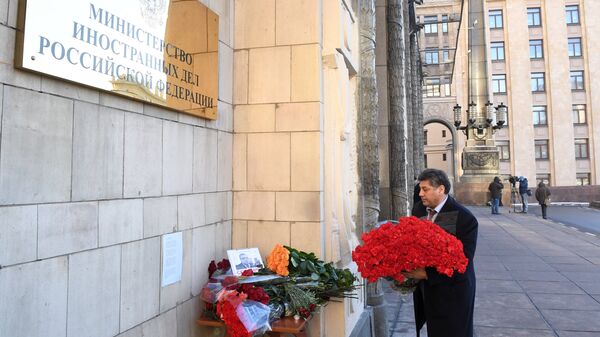 Мужчина возлагает цветы у здания министерства иностранных дел РФ в связи с гибелью посла России в Турции Андрея Карлова