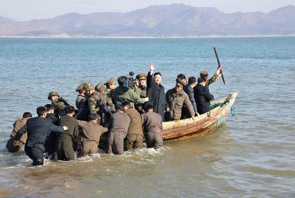 Северокорейский лидер Ким Чен Ын недалеко от границы с Южной Кореей