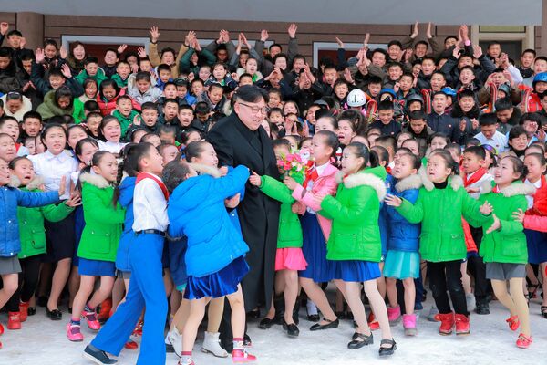 Северокорейский лидер Ким Чен Ын с детьми
