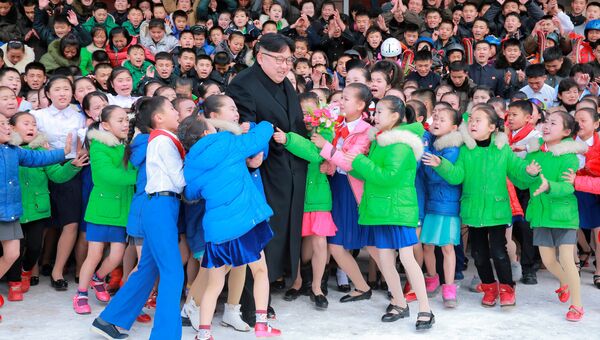 Северокорейский лидер Ким Чен Ын с детьми