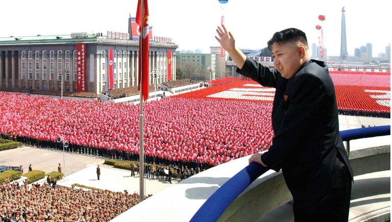 Северокорейский лидер Ким Чен Ын во время военного парада в честь Ким Ир Сена в Пхеньяне