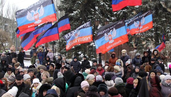 Люди с флагами ДНР. Архивное фото