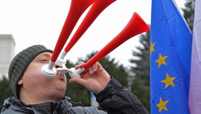 Участник антиправительственного митинга в Варшаве