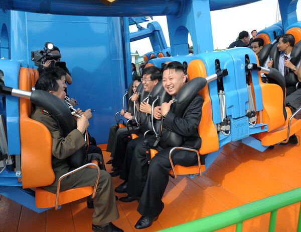 Северокорейский лидер Ким Чен Ын в парке развлечений в Пхеньяне