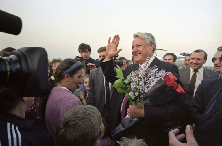 Встреча Бориса Ельцина в аэропорту города Воронежа. 27 мая 1991 года Встреча Бориса Ельцина в аэропорту города Воронежа. 27 мая 1991 года