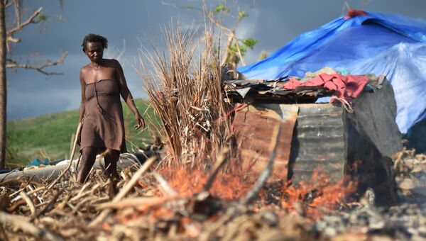 Мари около своего дома, разрушенного ураганом Мэтью, Гаити. 3 ноября 2016