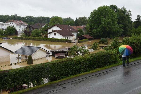 Жители города Зимбах-ам-Инн во время наводнения в Германии. 2 июня 2016
