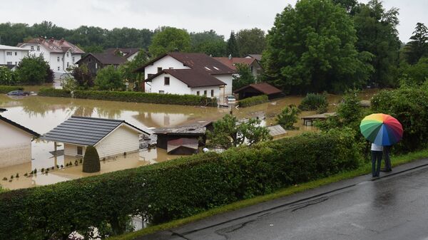 Жители города Зимбах-ам-Инн во время наводнения в Германии. 2 июня 2016