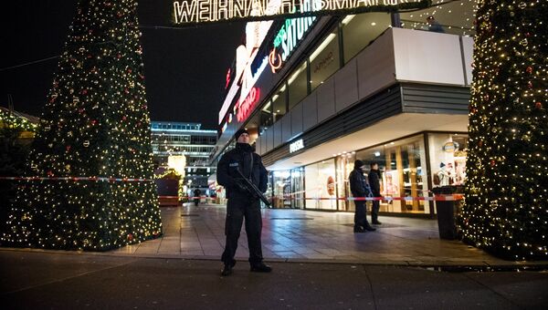 Полицейские недалеко от места теракта в Берлине