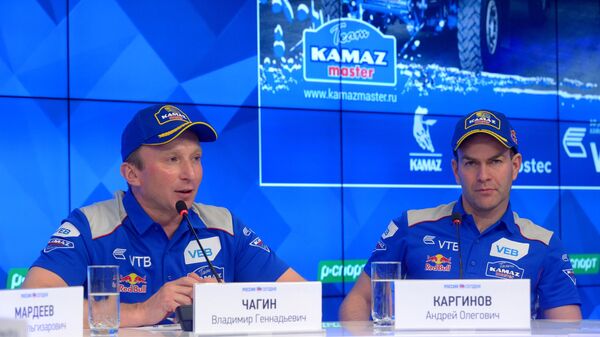 Руководитель команды КАМАЗ-мастер Владимир Чагин и пилот команды Андрей Каргинов на пресс-конференции в МИА Россия сегодня