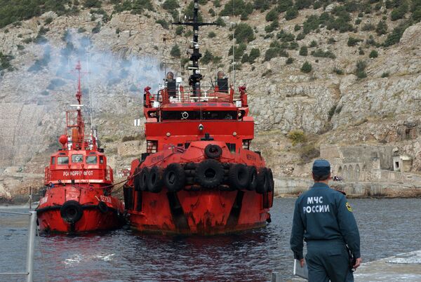 Корабли со спасенными членами экипажа плавучего крана, затонувшего у берегов Крыма