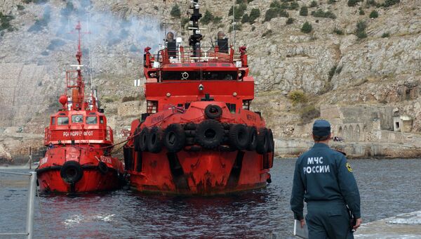 Корабли со спасенными членами экипажа плавучего крана, затонувшего у берегов Крыма