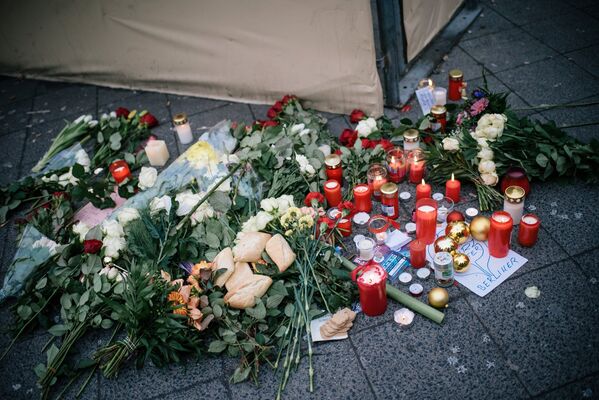 Цветы и свечи недалеко от места теракта в Берлине. 20 декабря 2016