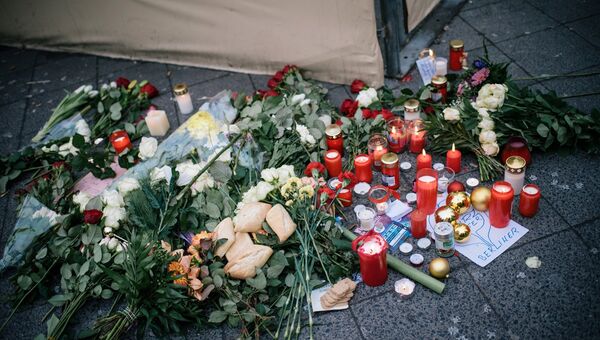 Цветы и свечи недалеко от места теракта в Берлине. 20 декабря 2016