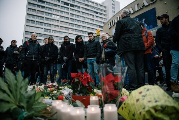 Жители Берлина принесли цветы и зажгли свечи недалеко от места теракта. 20 декабря 2016