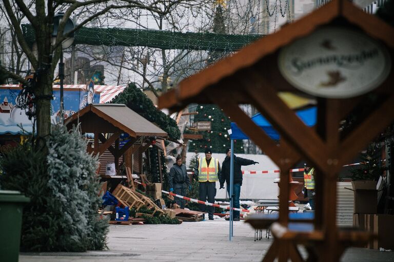 Сотрудники полиции недалеко от места теракта в Берлине. 20 декабря 2016