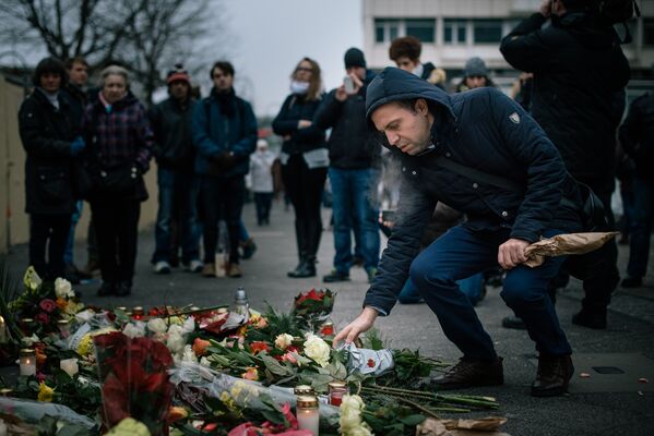 Жители Берлина принесли цветы и зажгли свечи недалеко от места теракта. 20 декабря 2016