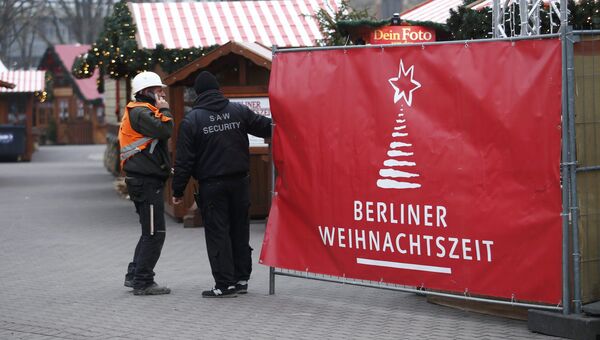 Сотрудники службы безопасности на месте теракта в Берлине. 20 декабря 2016