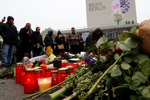Люди принесли цветы и зажгли свечи недалеко от места теракта. 20 декабря 2016