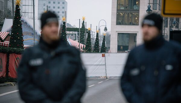 Сотрудники полиции недалеко от места теракта в Берлине. Архивное фото