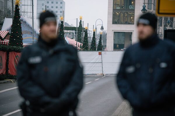 Сотрудники полиции недалеко от места теракта в Берлине. 20 декабря 2016