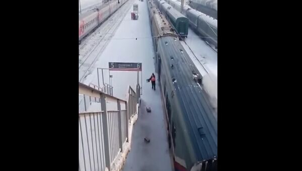 Стоп-кадр жесткой разгрузки вагонов Почты России в Тюмени