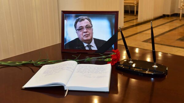 Книга соболезнований, открытая в связи с гибелью посла России в Турции Андрея Карлова, в посольстве Российской Федерации в Душанбе