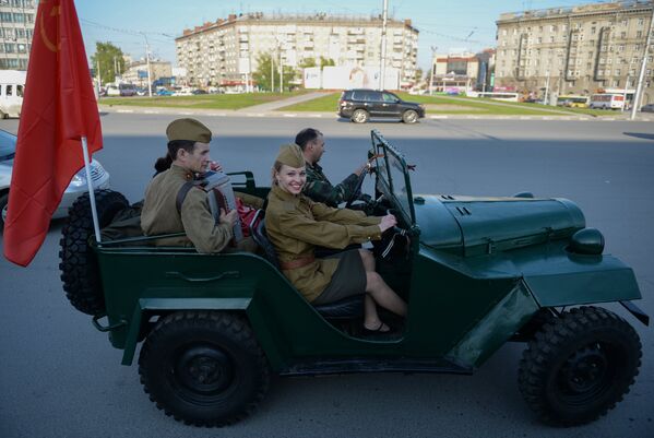 Автомобиль ГАЗ-67б  во время автопробега Марш Победы в Новосибирске