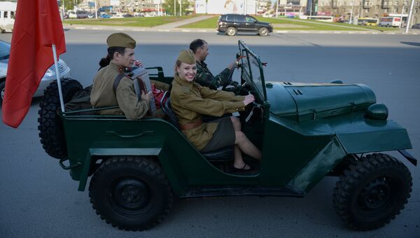 Автомобиль ГАЗ-67б  во время автопробега Марш Победы в Новосибирске