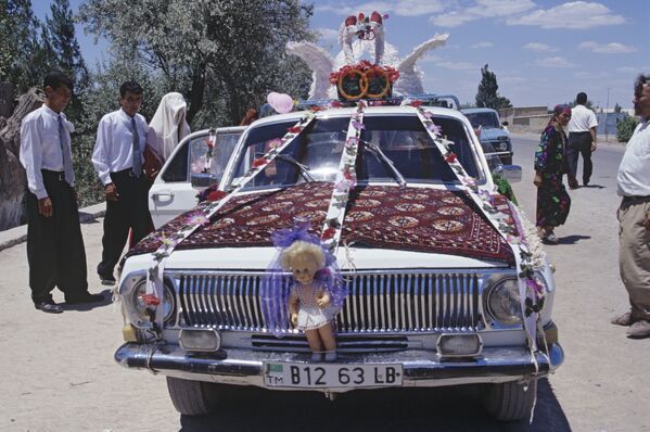 Свадебный автомобиль Волга в Туркмении