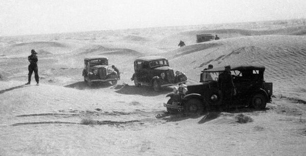 Первые автомобили марки ГАЗ-А в пустыне Каракум
