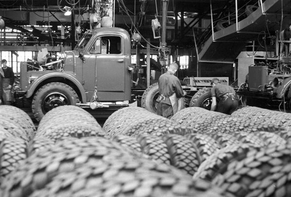 Конвейер сборки грузовых автомашин ГАЗ-52 на Горьковском автомобильном заводе