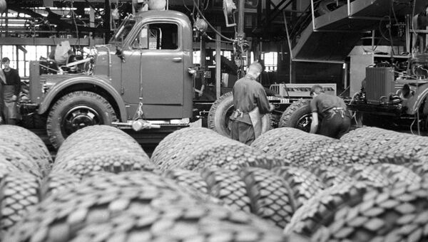 Конвейер сборки грузовых автомашин ГАЗ-52 на Горьковском автомобильном заводе