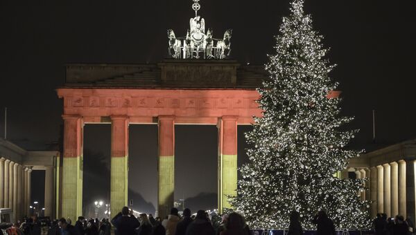 Браденбургские ворота в Берлине подсветили цветами флага ФРГ в память о погибших в теракте на ярмарке. Архивное фото