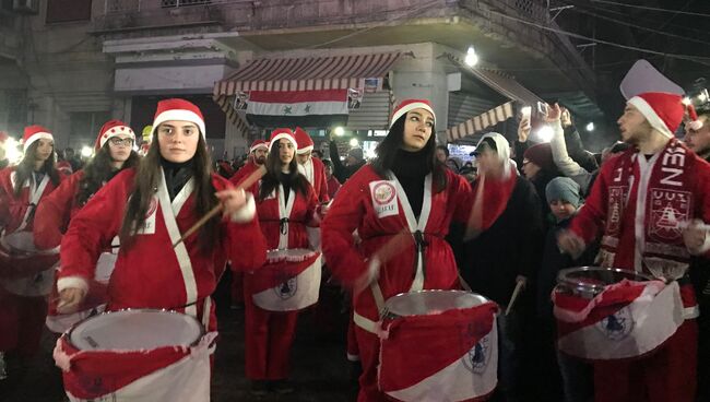 Празднование Победы в христианском квартале Алеппо. Архивное фото