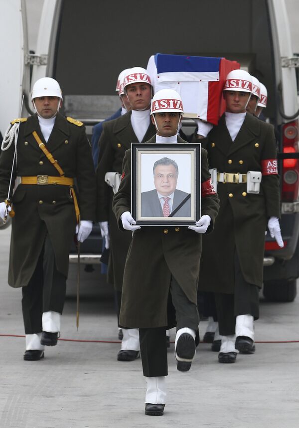 Церемония прощания с послом РФ в Турции Андреем Карловым в аэропорту Анкары