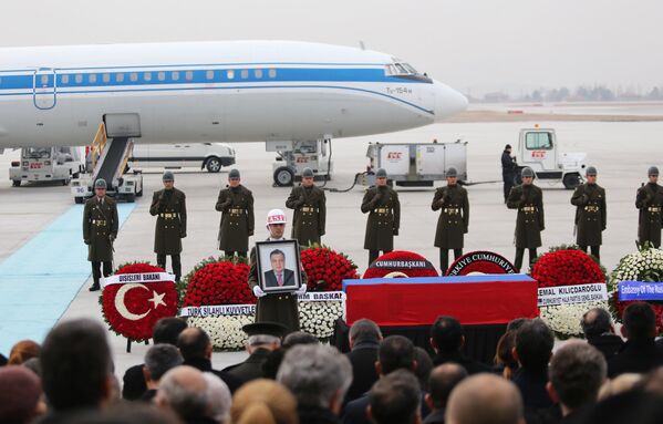 Церемония прощания с российским послом Андреем Карловым в аэропорту Анкары