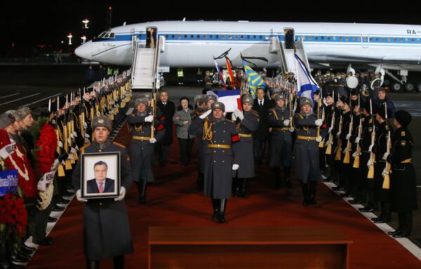 Встреча в Москве самолета с телом посла России в Турции Андрея Карлова