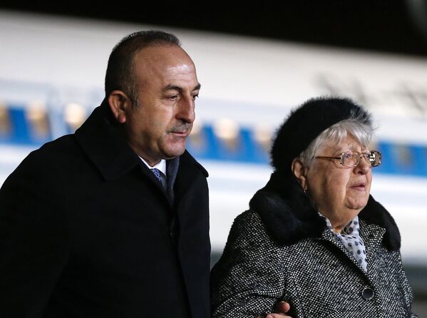 Министр иностранных дел Турции Мевлют Чавушоглу и мать убитого посла России в Турции Андрея Карлова Мария