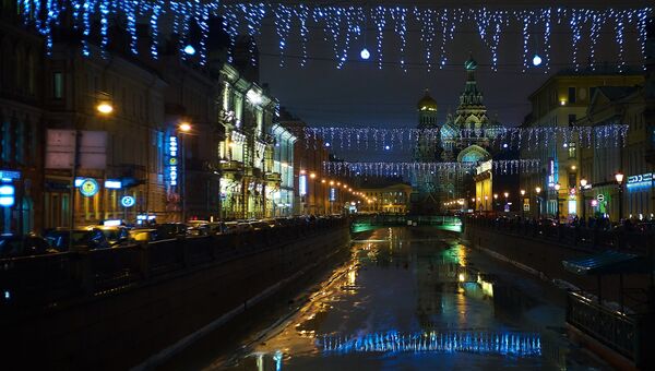 Новогодняя иллюминация на одной из улиц Санкт-Петербурга