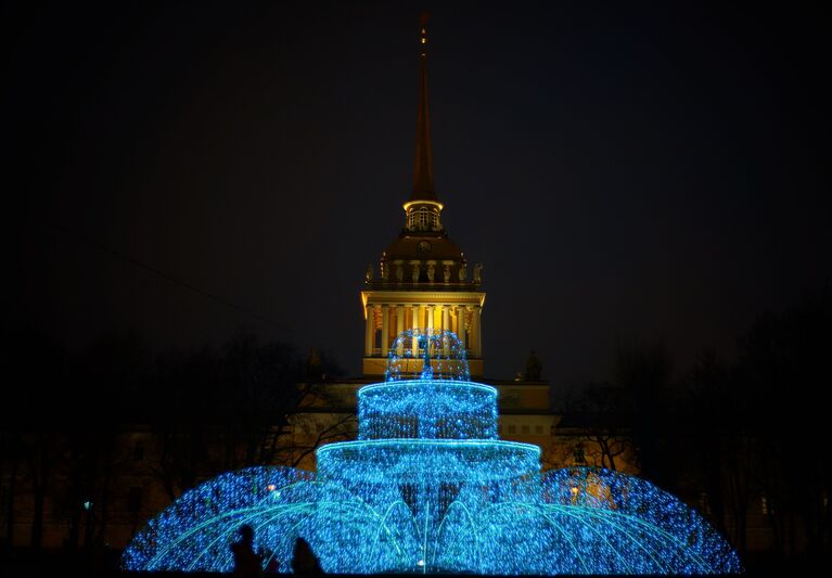 Новогодняя иллюминация на одной из улиц Санкт-Петербурга