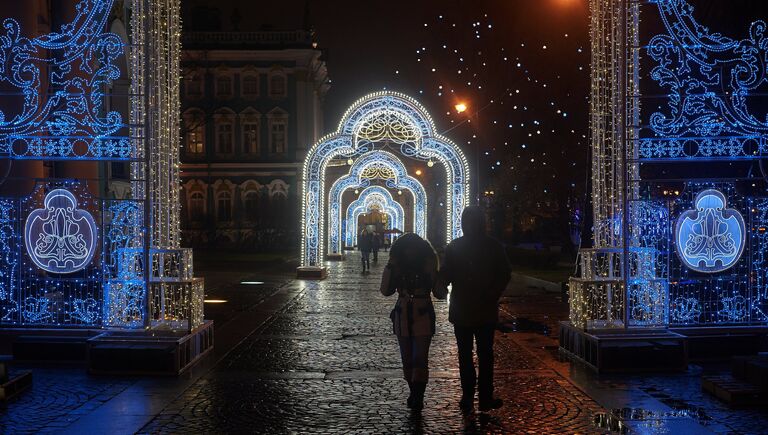 Новогодняя иллюминация на одной из улиц Санкт-Петербурга