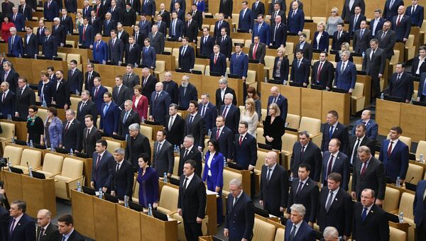 Минута молчания на последнем пленарном заседании Государственной Думы РФ осенней сессии в память об убитом после России в Турции Андрее Карлове. 21 декабря 2016
