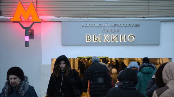 Люди возле входа на станцию Выхино в Москве. 21 декабря 2016
