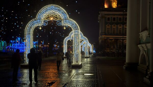 Новогодняя иллюминация на одной из улиц Санкт-Петербурга